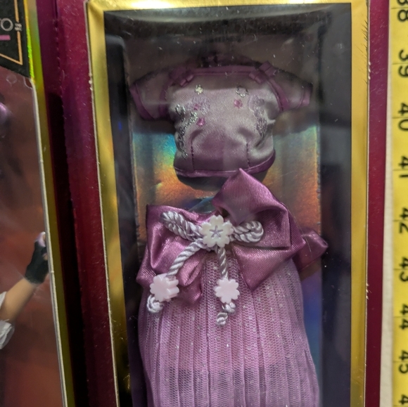 Rainbow High Fashion Set with Burgundy Accents Lila Yamamoto - Picture 4 of 11